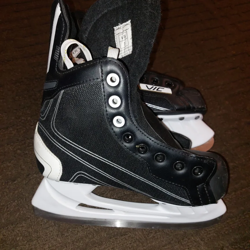 Vic Hockey Ice Skates Size 3 *Like New* image indicator(2)