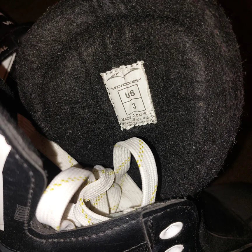 Vic Hockey Ice Skates Size 3 *Like New* image indicator(4)