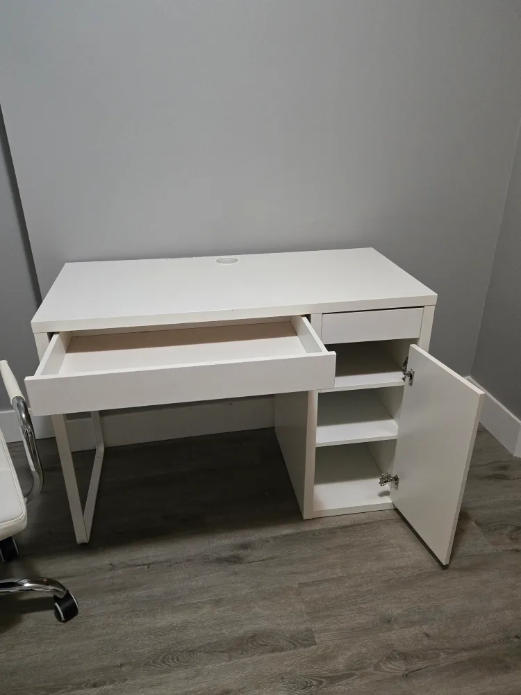 White desk and chair image indicator(5)