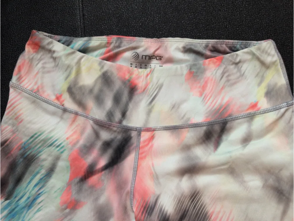 Women's workout Capris - Size M w/ free Tank Top 💚🥕 image indicator(4)