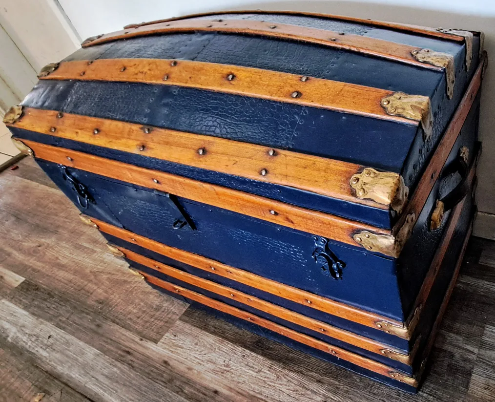 Antique Dome Top Trunk - Vintage Suitcase image indicator(2)