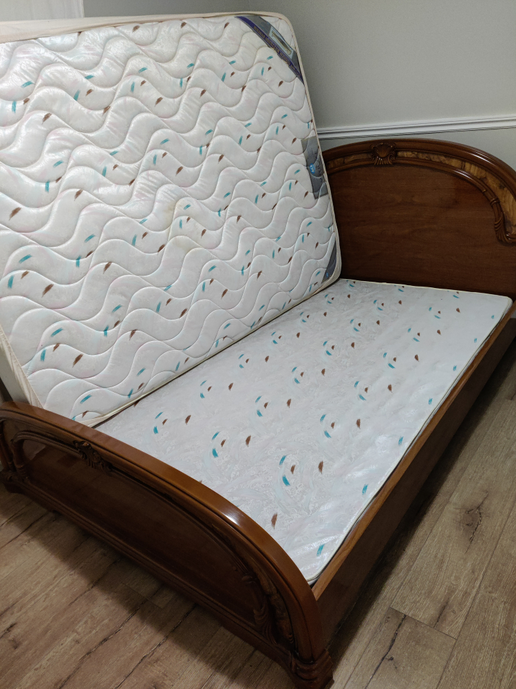 Queen size bed frame with mattress - photo 4