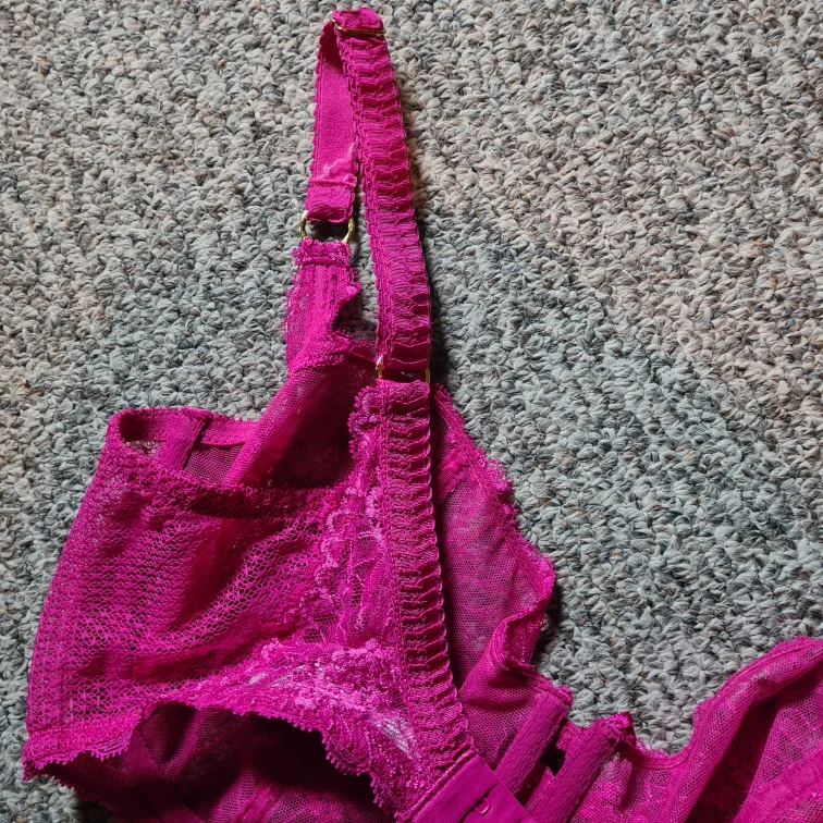 Gorgeous Pink Lace Bra -  Excellent Condition image indicator(5)