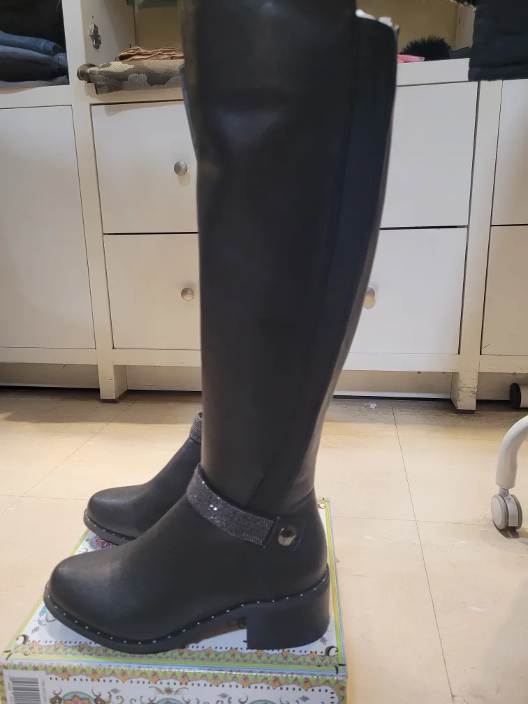 Black luxury  brand Boots image indicator(2)