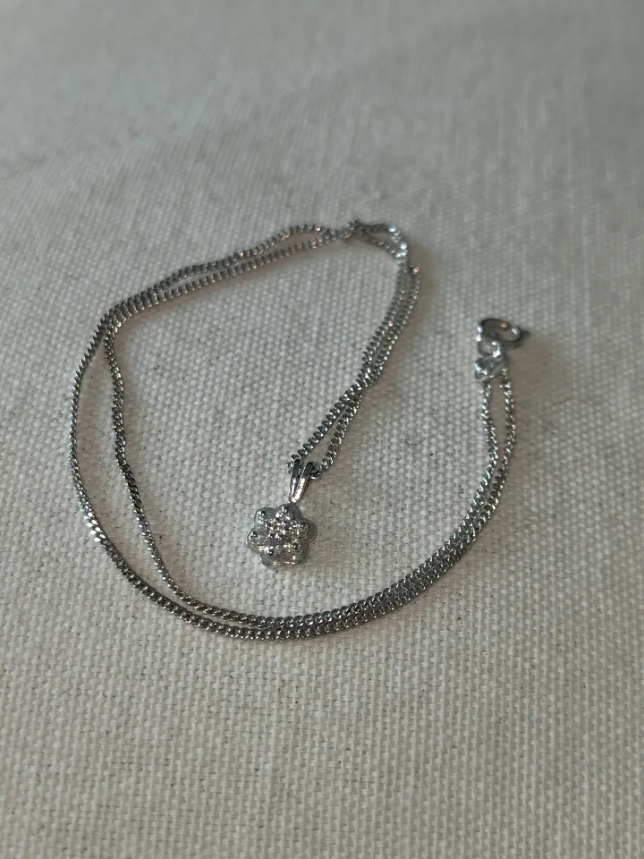 Dainty Silver Flower Pendant Necklace thumbnail