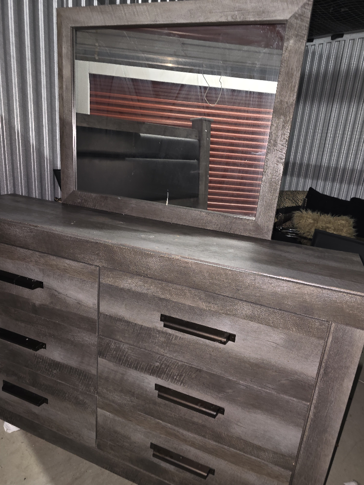 Ashley Signature Wynllow King Bedroom Set - photo 2