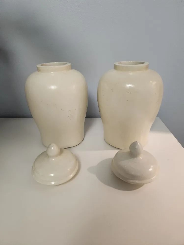 Pair of off-white ceramic decor image indicator(2)