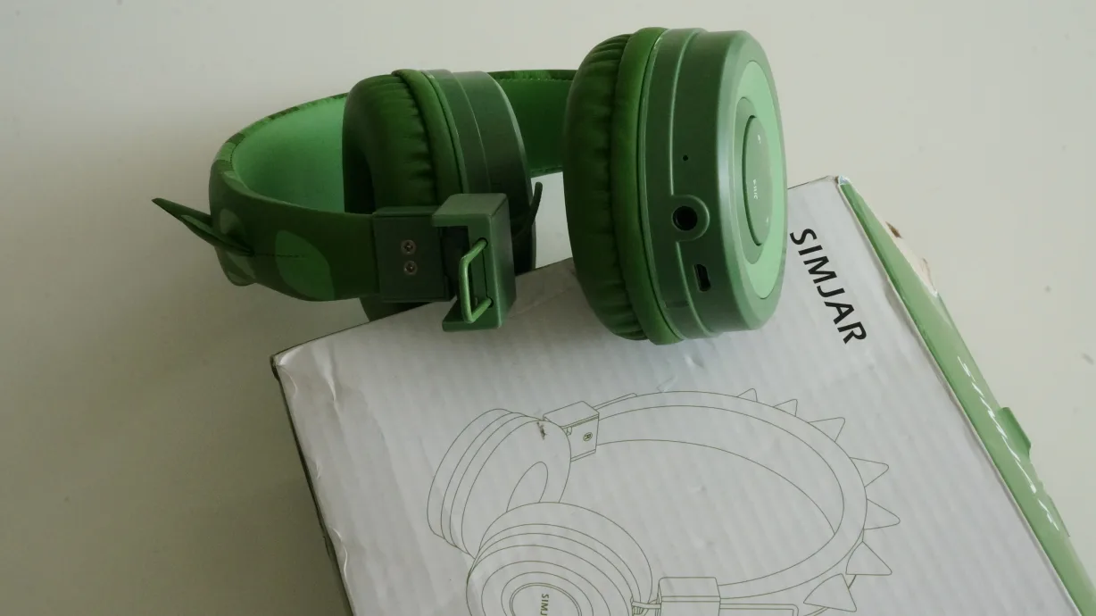 SIMJAR Kids Bluetooth Headphones with Microphone image indicator(9)