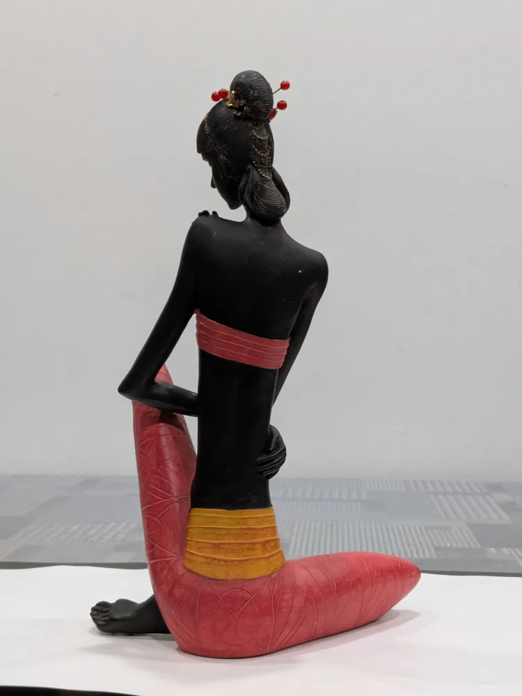 Elegant  Figurine image indicator(2)