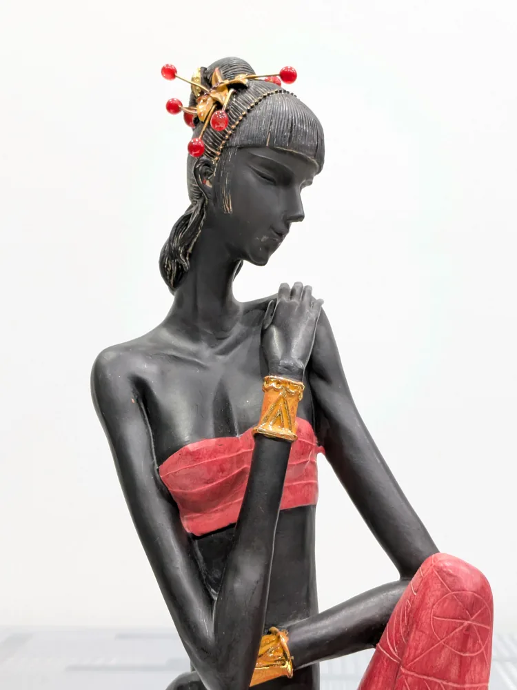 Elegant  Figurine image indicator(3)