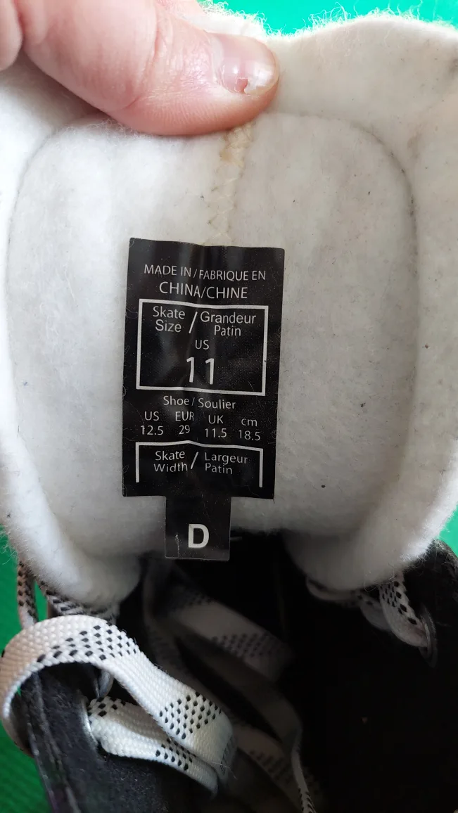 Youth CCM Ice Skates image indicator(2)