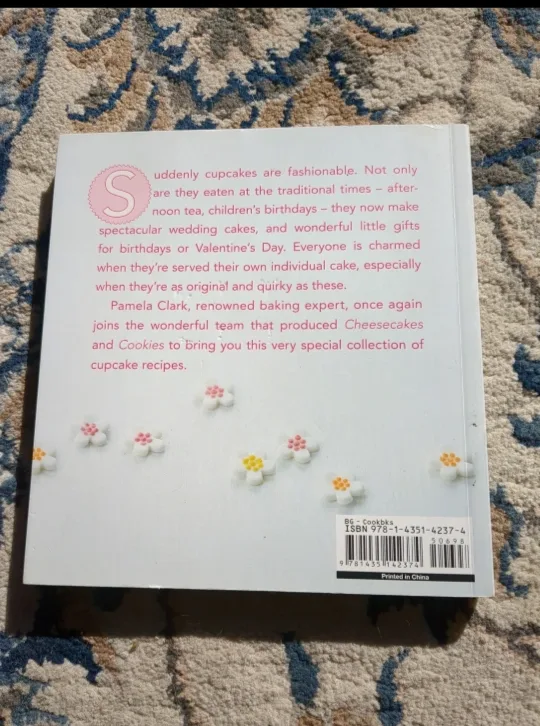 Cupcakes Cookbook by Pamela Clark image indicator(4)