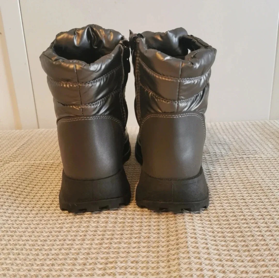 Brand New Women's Quilted Padded Winter Boots - size 5.5-6 image indicator(3)