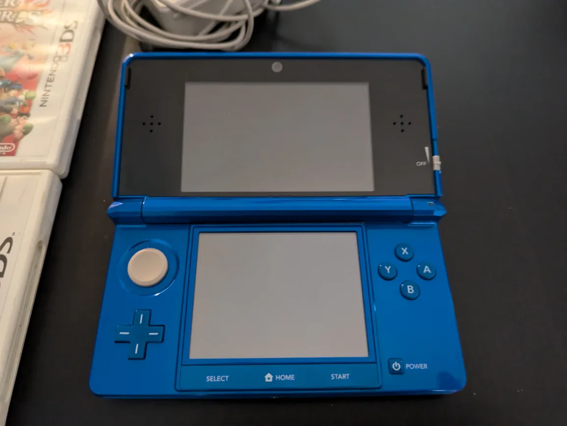 Cobalt blue Lougi's Mansion 3DS with stylus and charger, 2 games image indicator(2)