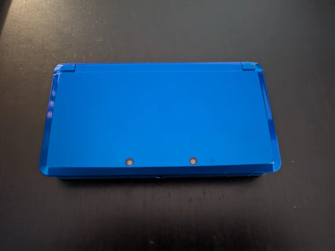 Cobalt blue Lougi's Mansion 3DS with stylus and charger, 2 games image indicator(3)