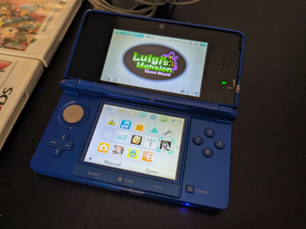 Cobalt blue Lougi's Mansion 3DS with stylus and charger, 2 games image indicator(5)
