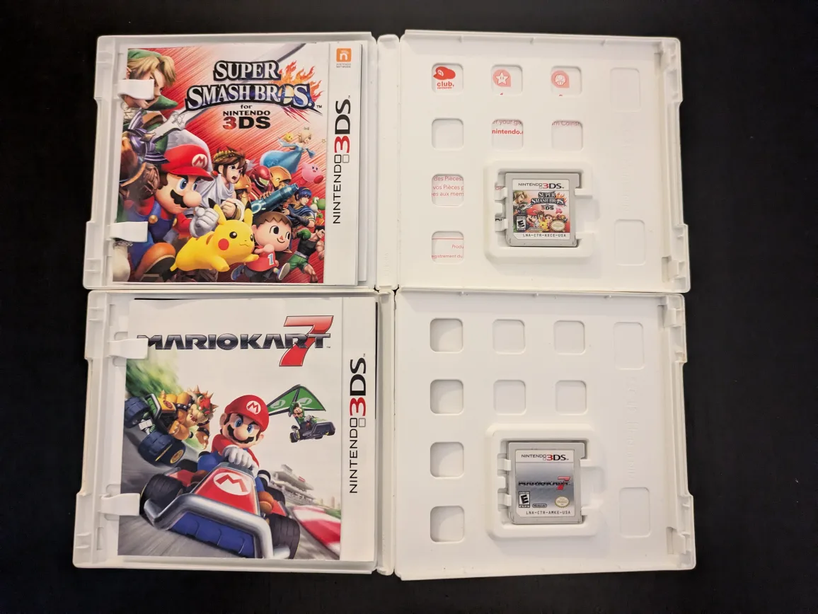 Cobalt blue Lougi's Mansion 3DS with stylus and charger, 2 games image indicator(6)