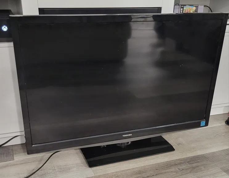 Toshiba 32 inch LCD TV thumbnail