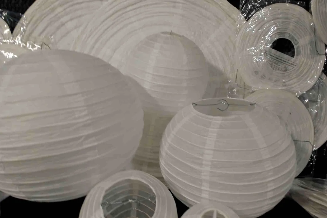 Bulk lot of white paper lanterns thumbnail