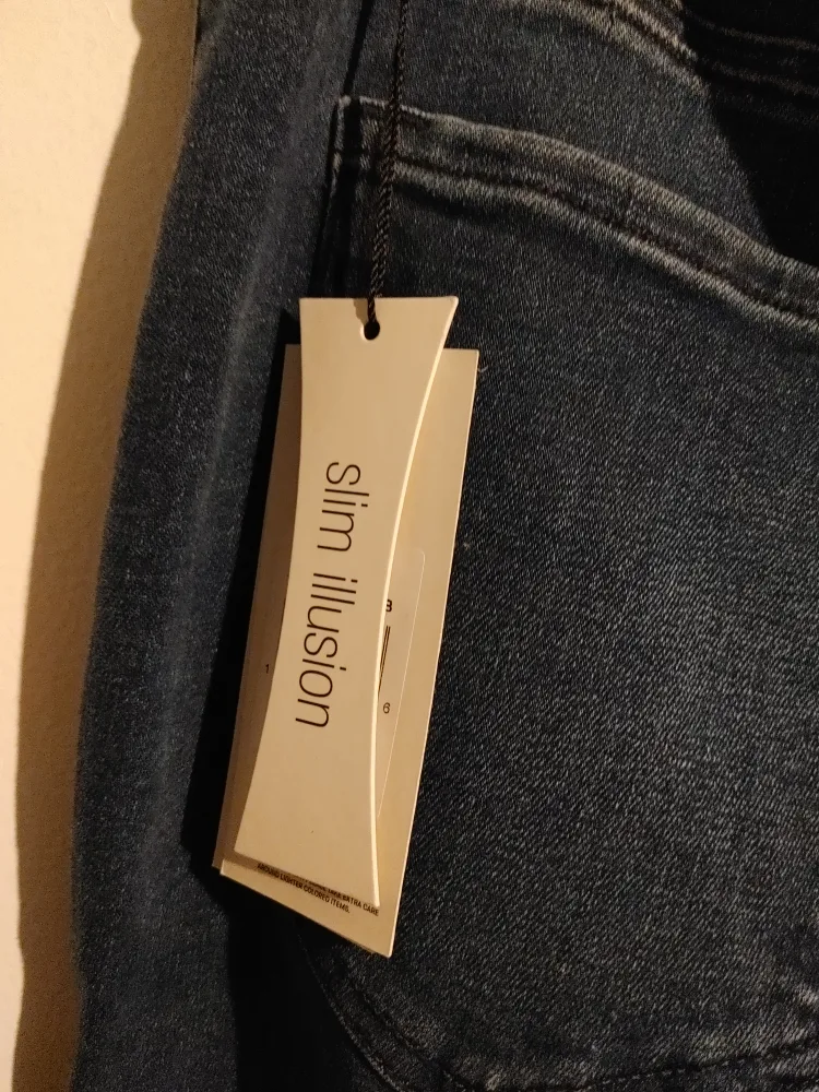 BRAND NEW! 7 FOR ALL MANKIND SLIM DENIM JEANS $228 SIZE 28 image indicator(6)