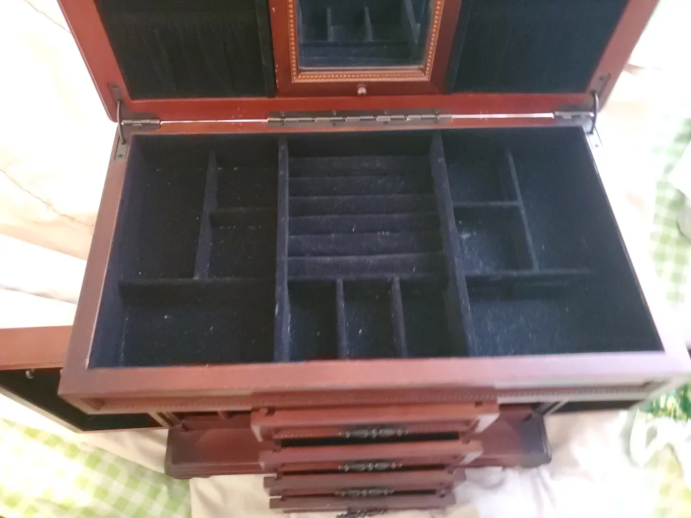 LARGE VINTAGE WOODEN JEWELRY BOX image indicator(5)