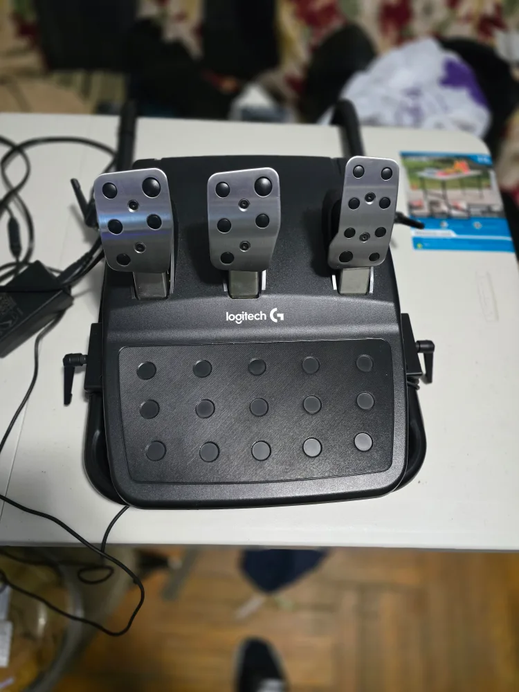 Playseat Evolution Gaming Chair with Wheel and Pedals image indicator(4)