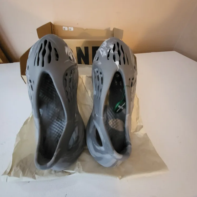 New Adidas YZY Foam RNR Men's Shoes - Size 11 US Retails $175 image indicator(2)