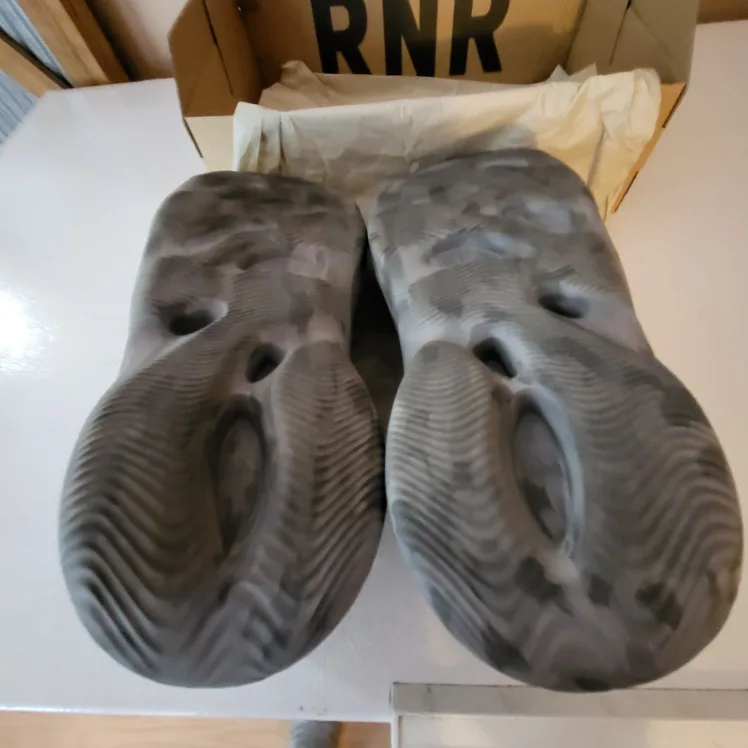 New Adidas YZY Foam RNR Men's Shoes - Size 11 US Retails $175 image indicator(3)