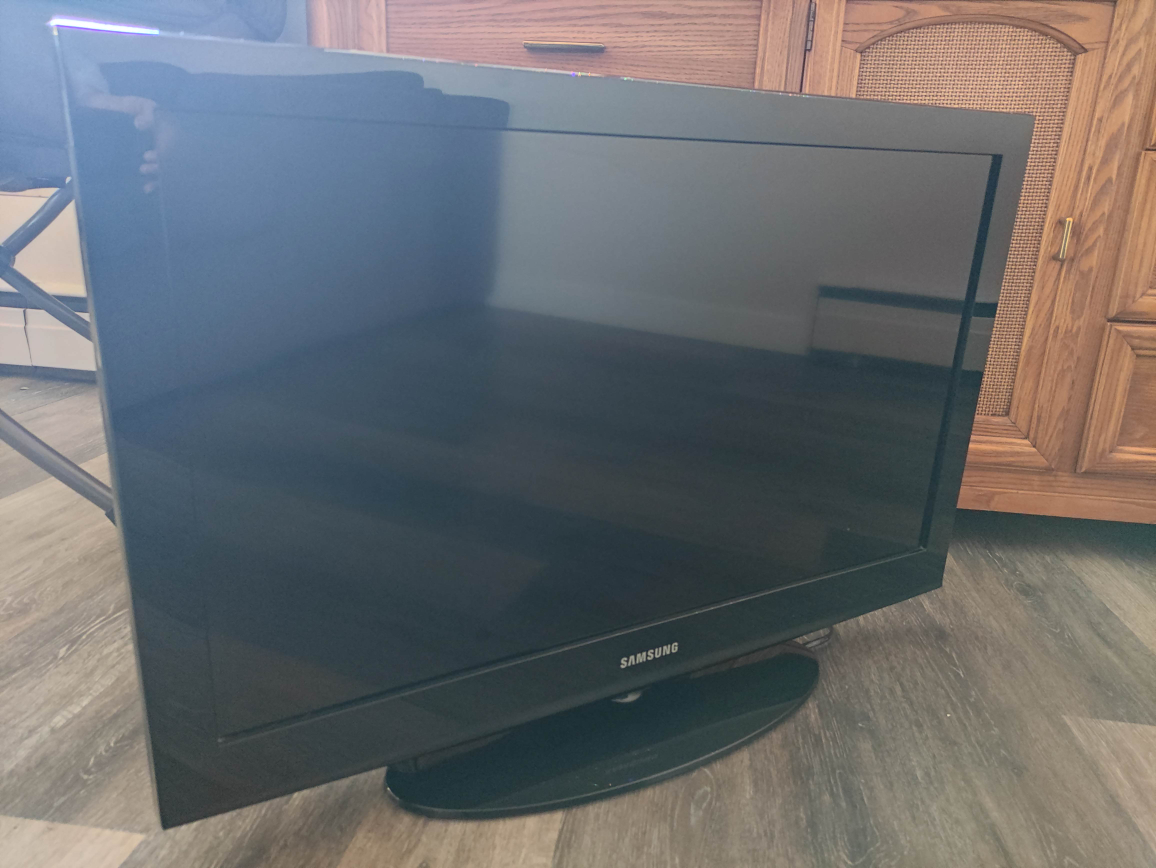 Samsung LN32D403E2D 32-inch LCD HD TV + remote control - photo 5