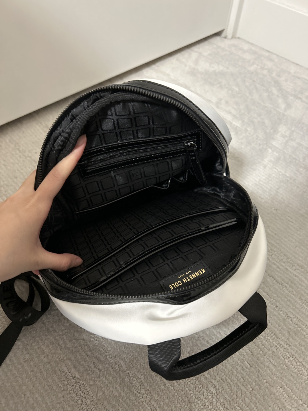 Kenneth Cole New York White Backpack - photo 3