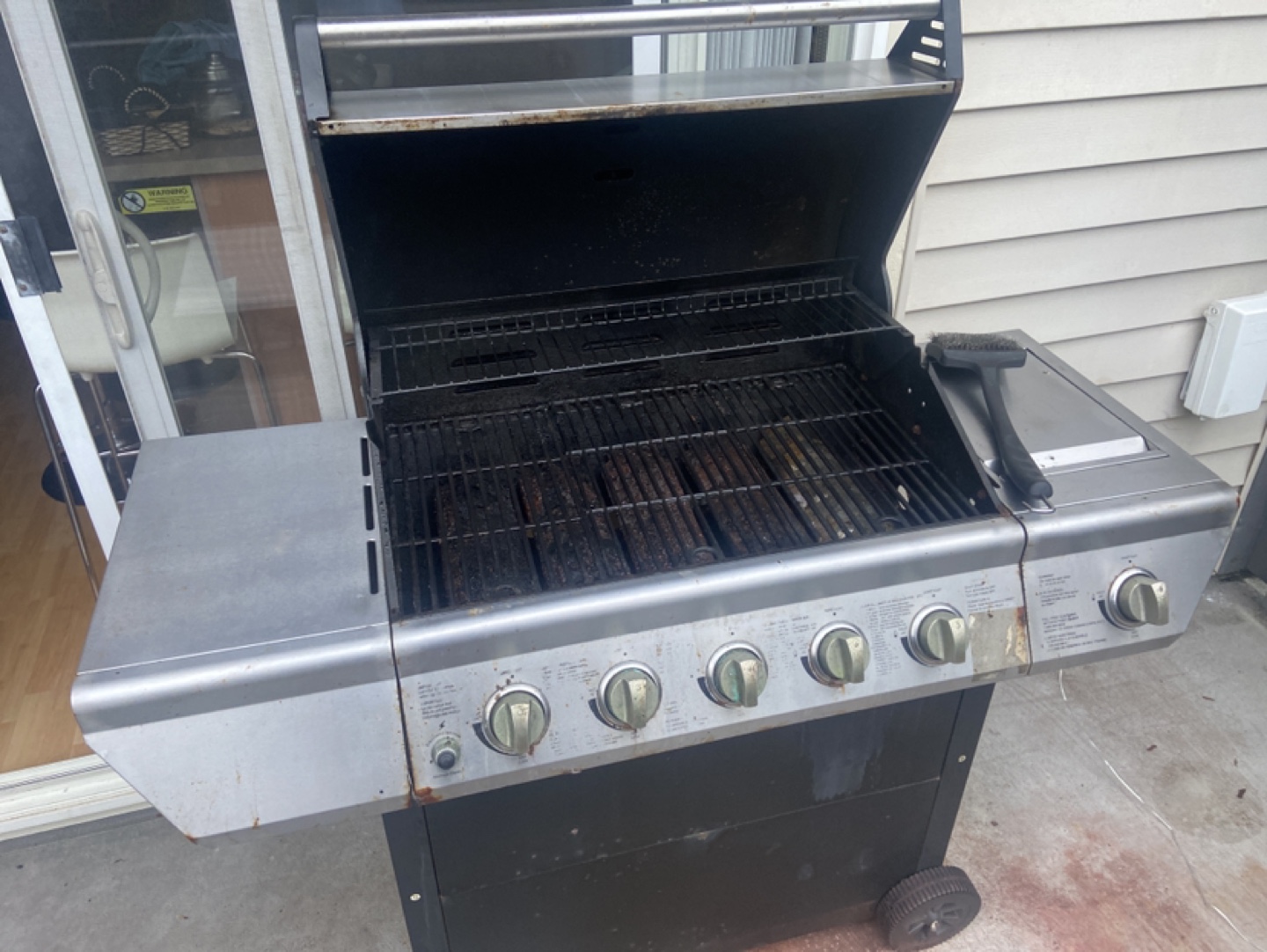 Propane BBQ with 5 burners. Includes a cover and propane tank. - photo 2