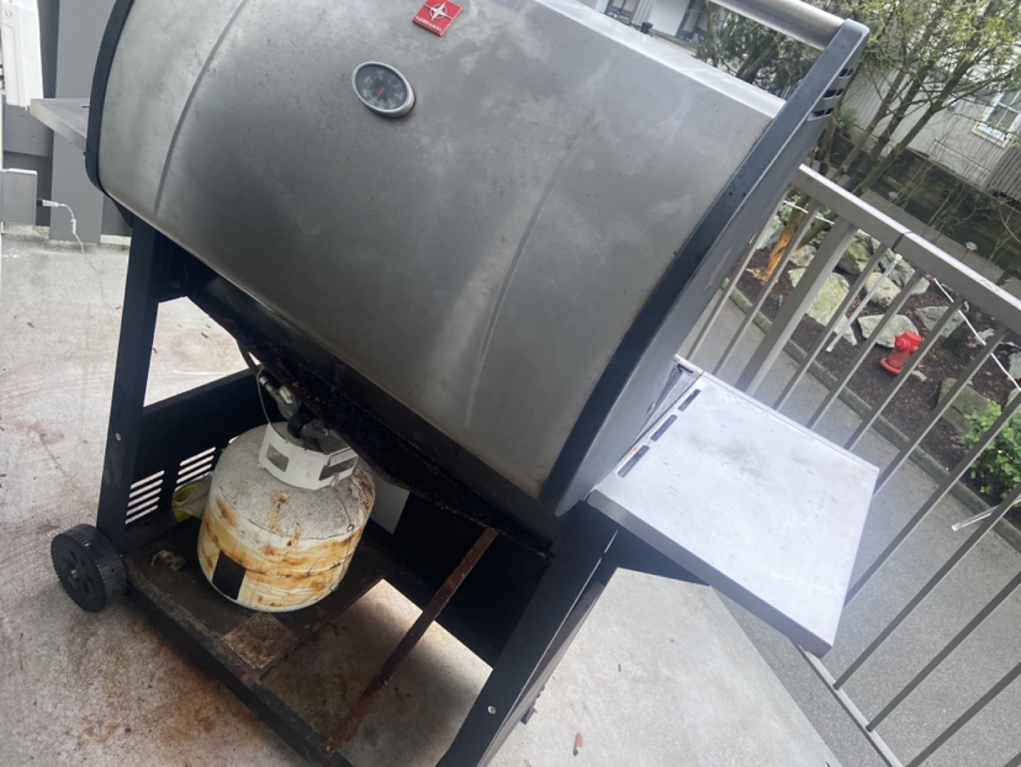 Propane BBQ with 5 burners. Includes a cover and propane tank. - photo 3