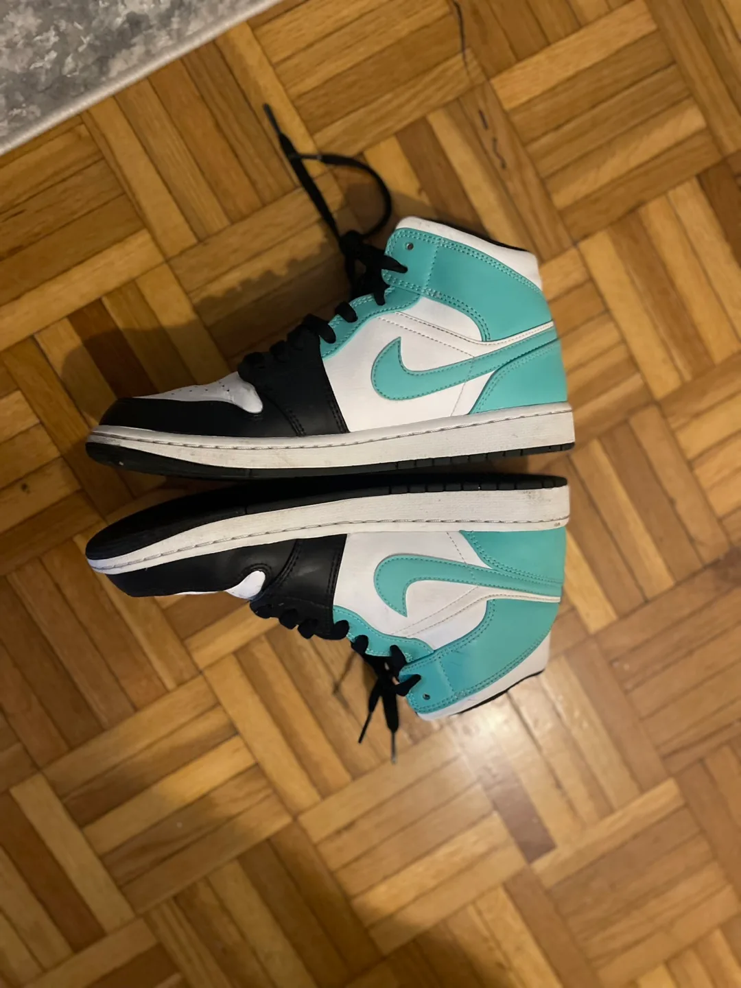 Air Jordan 1 Mid SE image indicator(4)