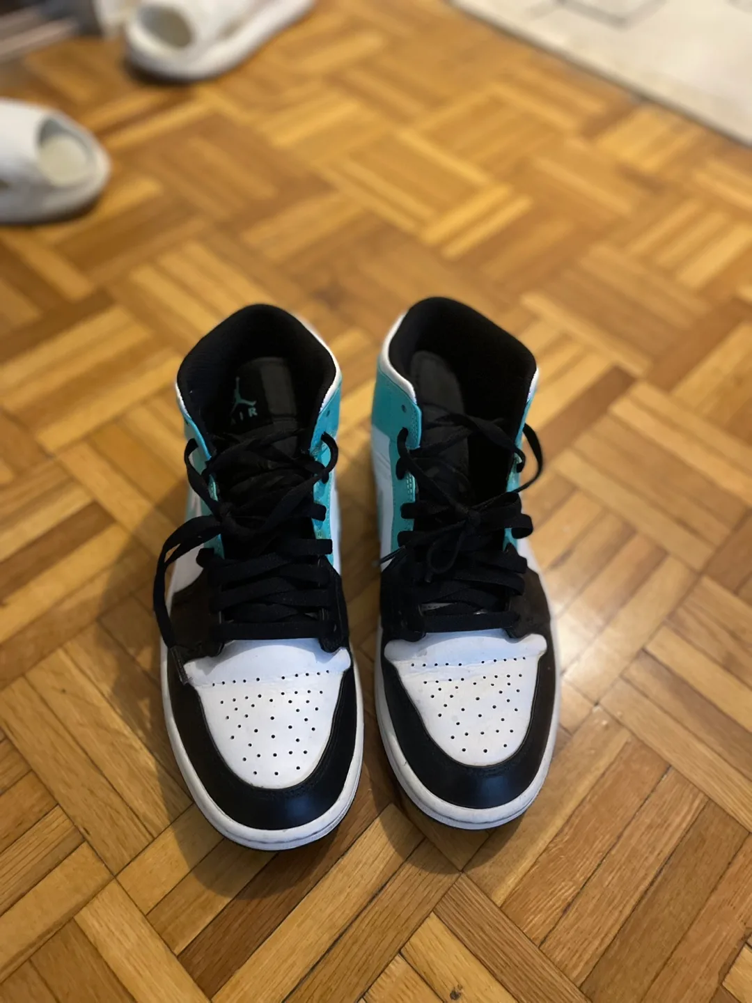 Air Jordan 1 Mid SE image indicator(2)
