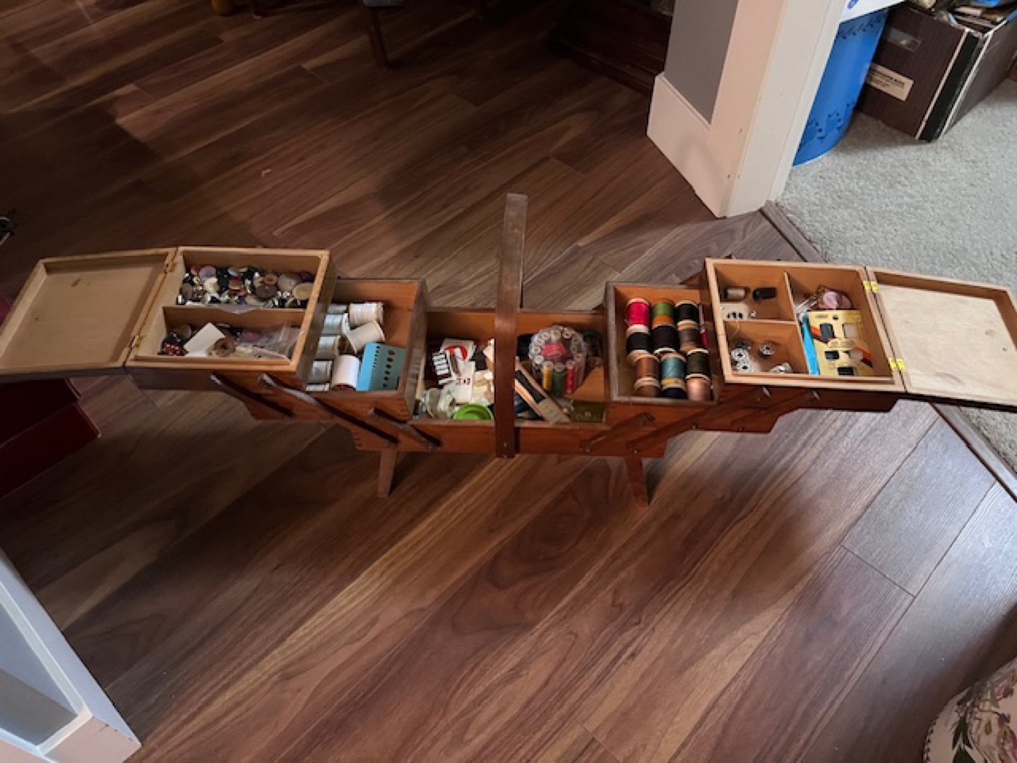 Vintage Wooden Sewing Box - photo 2