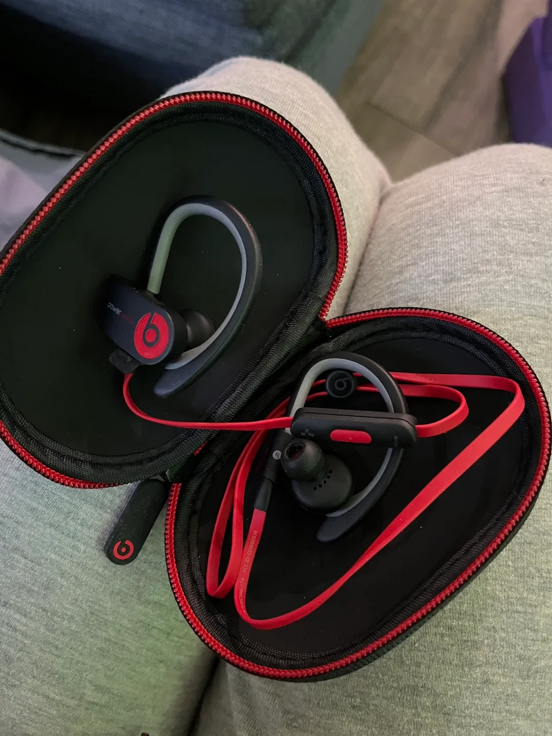 Beats Powerbeats Wireless Earbuds image indicator(3)