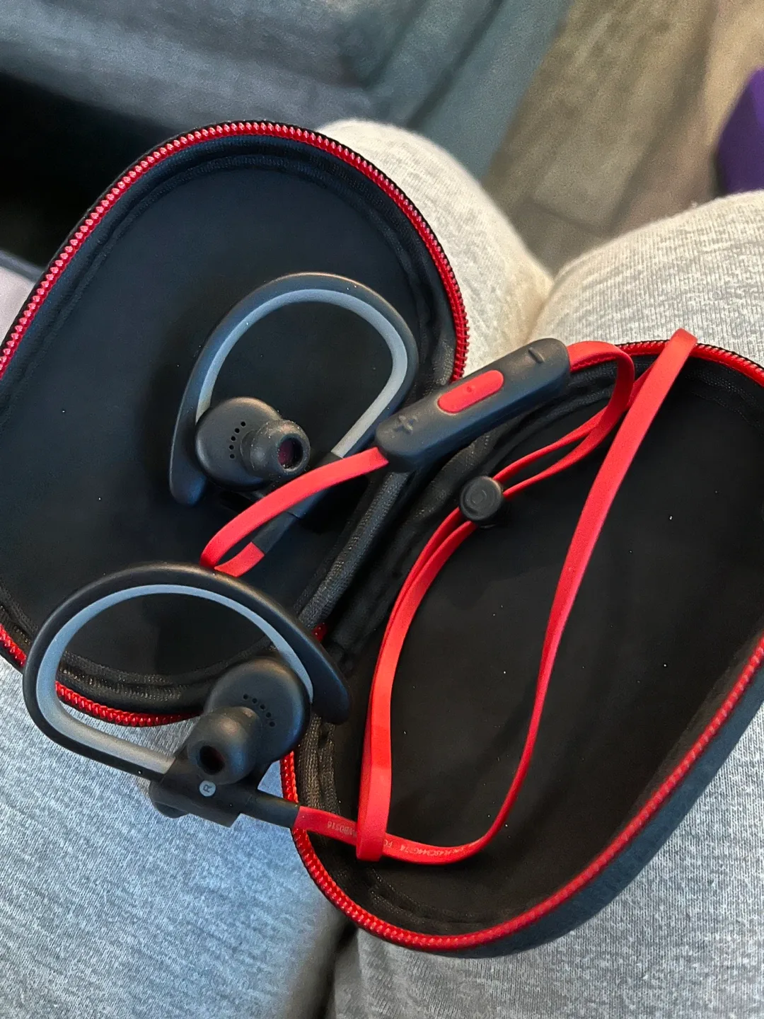 Beats Powerbeats Wireless Earbuds image indicator(2)