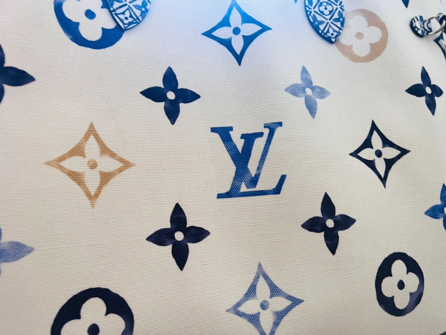 LOUIS VUITTON GM Tote Bag By The Pool Taormina Limited Edition image indicator(4)