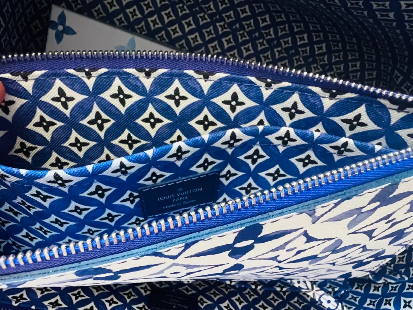 LOUIS VUITTON GM Tote Bag By The Pool Taormina Limited Edition image indicator(5)