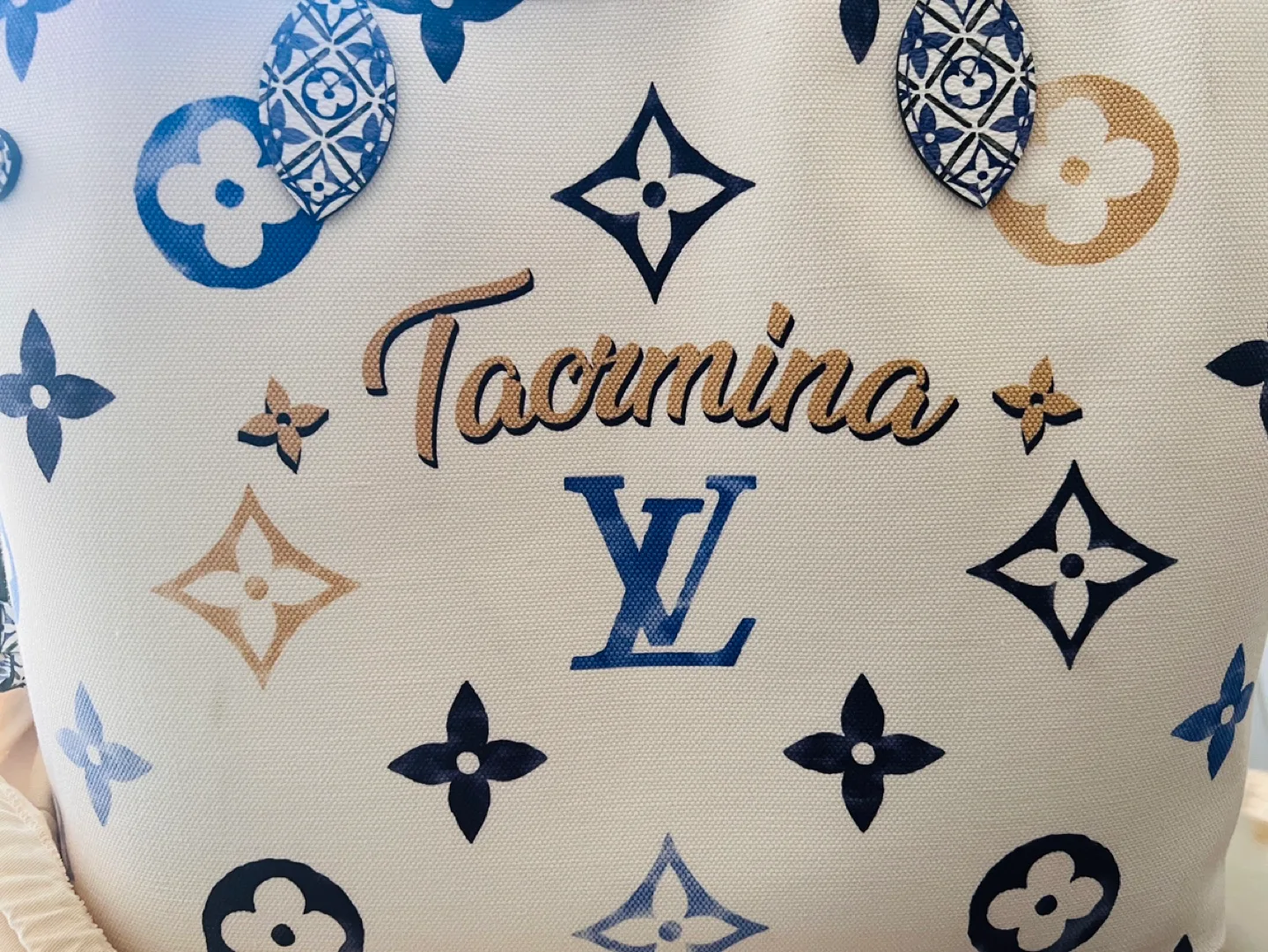 LOUIS VUITTON GM Tote Bag By The Pool Taormina Limited Edition image indicator(3)