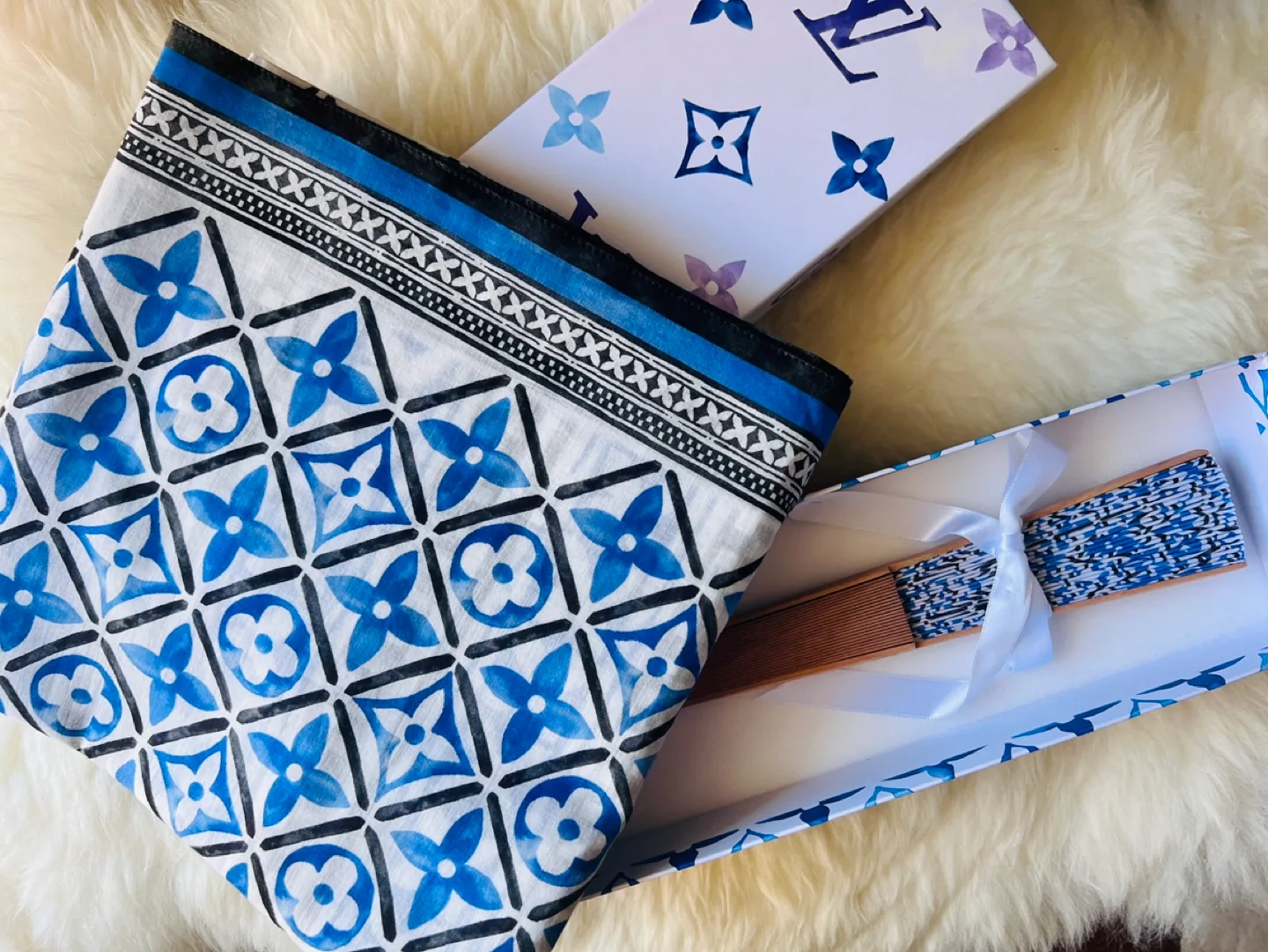 LOUIS VUITTON GM Tote Bag By The Pool Taormina Limited Edition image indicator(7)