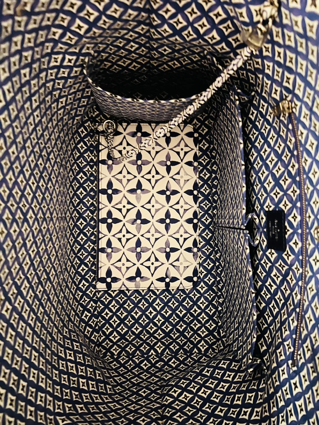 LOUIS VUITTON GM Tote Bag By The Pool Taormina Limited Edition image indicator(2)