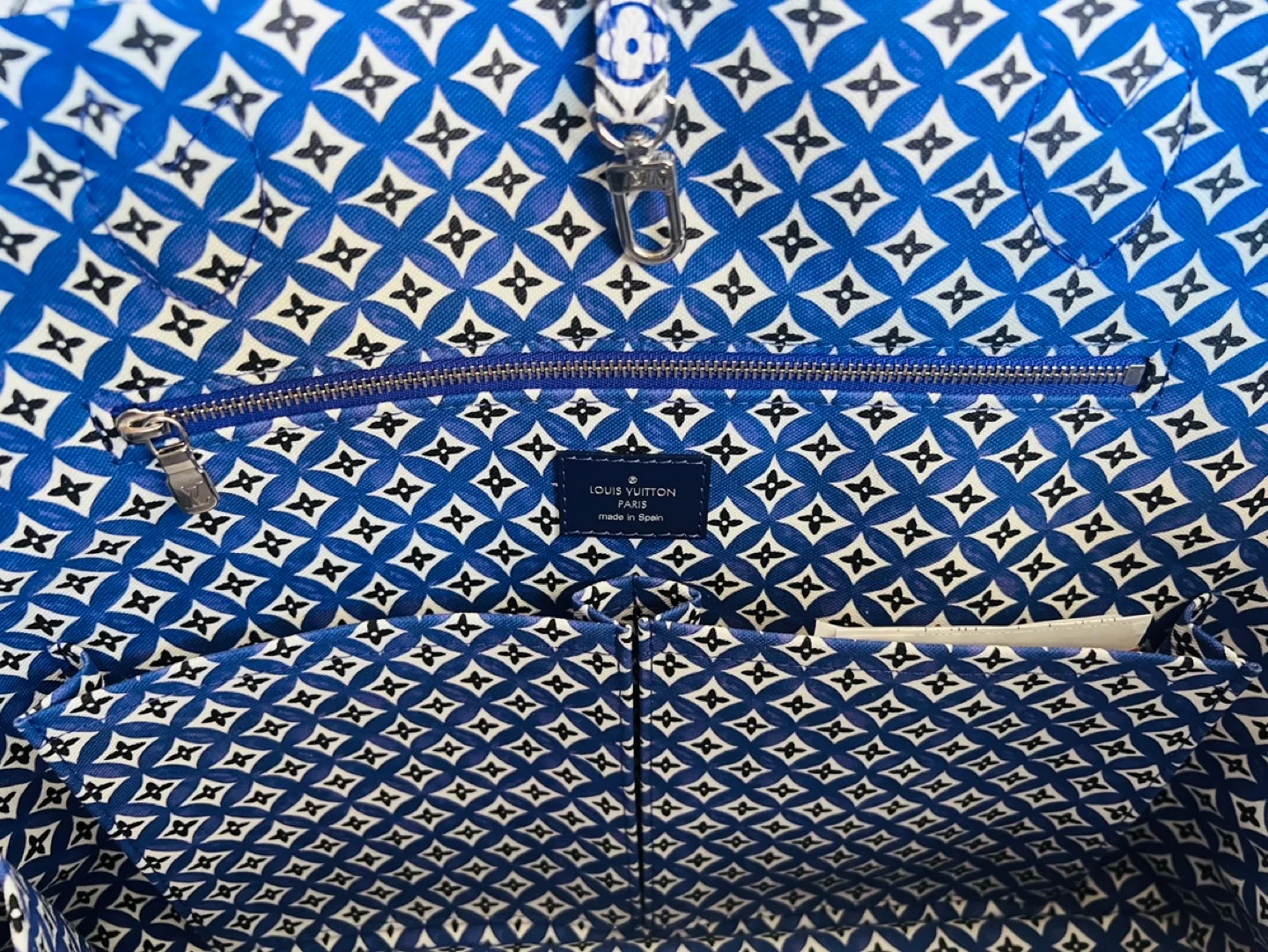 LOUIS VUITTON GM Tote Bag By The Pool Taormina Limited Edition image indicator(6)