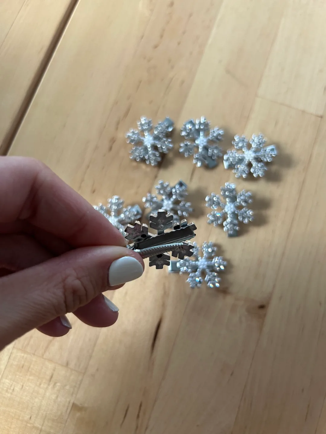 Set of 8 Snowflake Hair Clips image indicator(2)