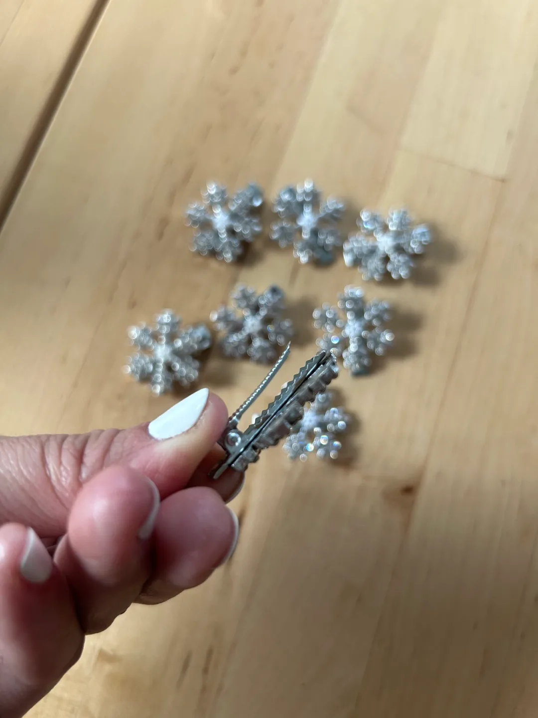 Set of 8 Snowflake Hair Clips image indicator(3)
