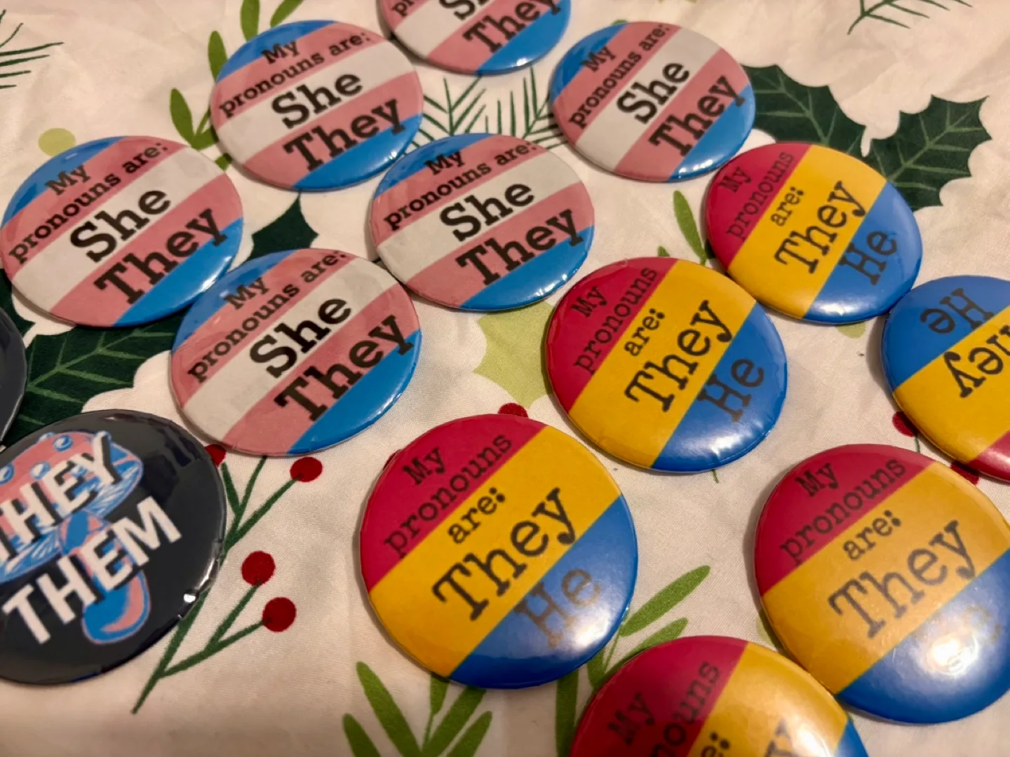 Pronoun Pins image indicator(3)