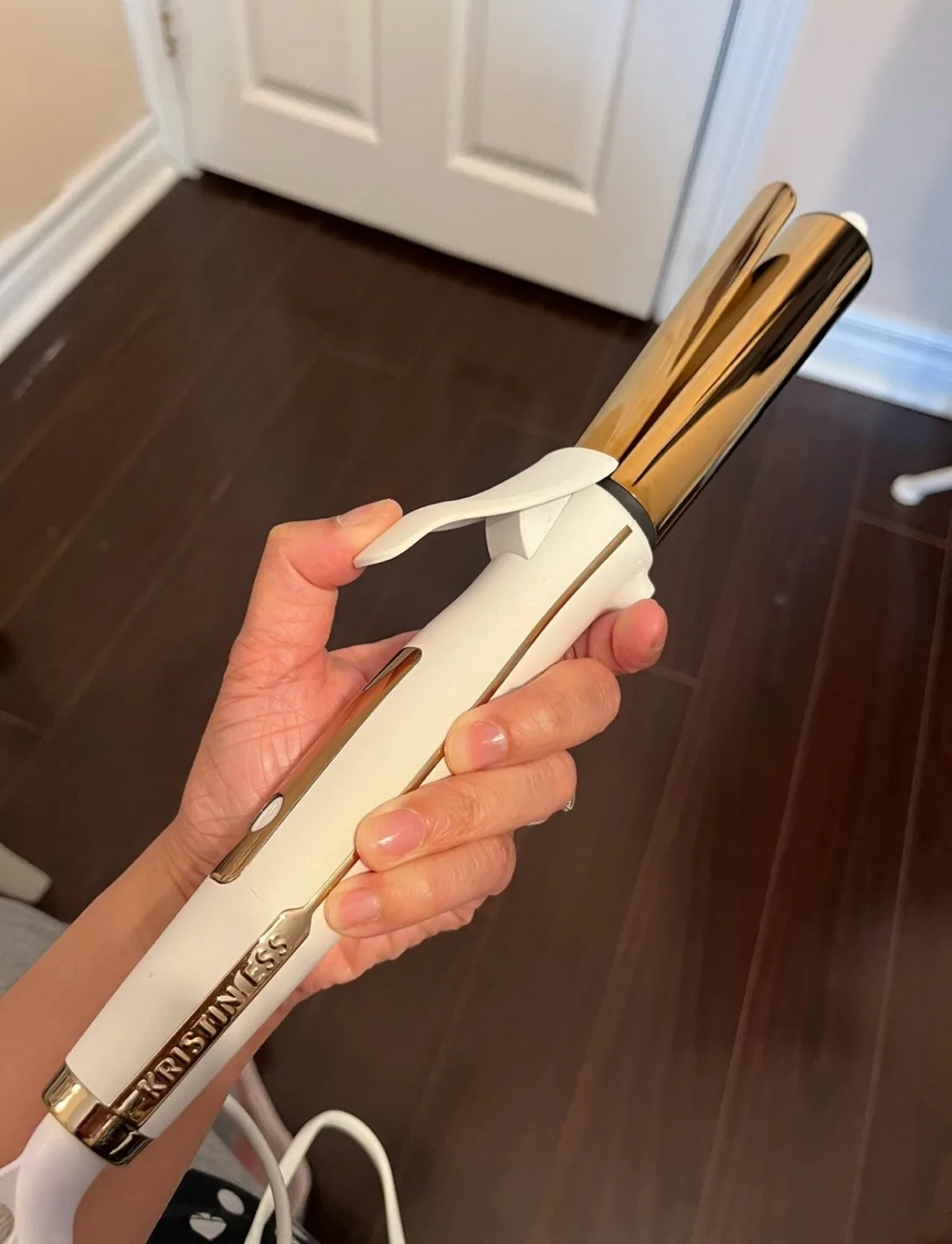 Kristin Ess Hair Soft Waves 1 1/4 Inch Curling Iron image indicator(3)