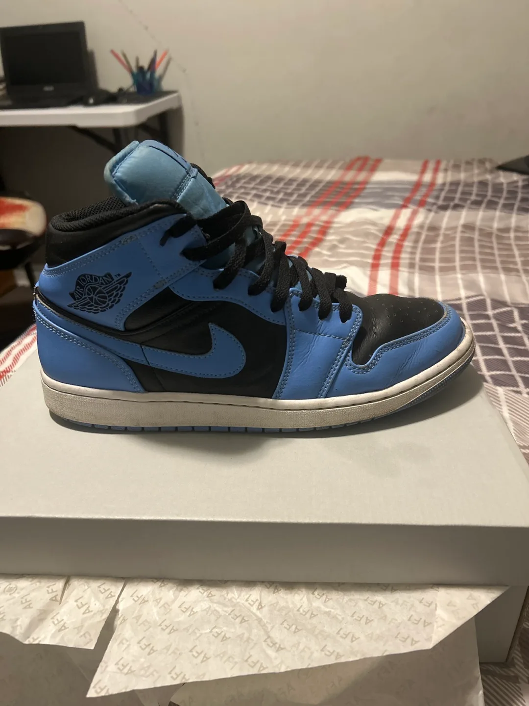 Air Jordan 1 Retro High OG 'UNC' Size 10 image indicator(2)