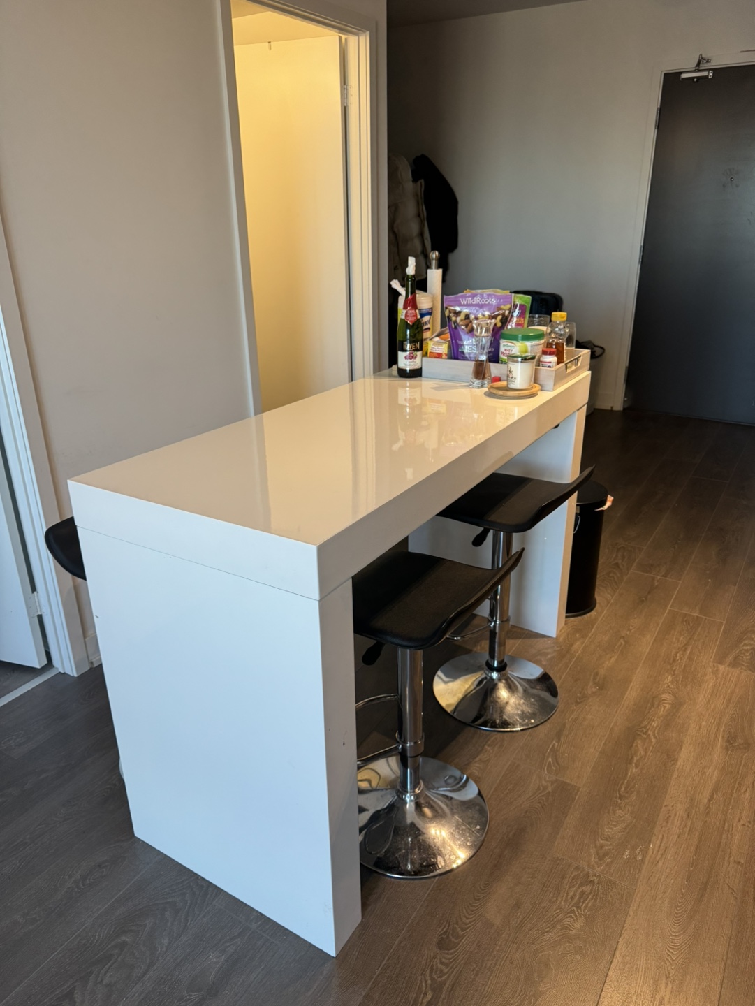 White Kitchen Table with 4 new Chair.