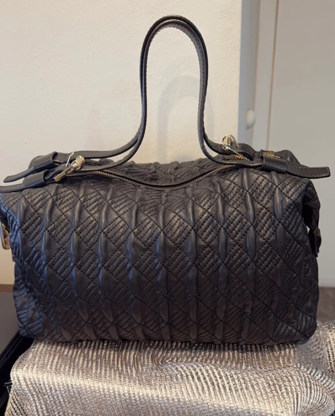 Black quilted leather handbag image indicator(2)